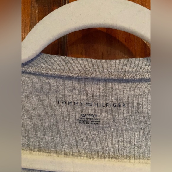 Tommy Hilfiger 100% Cotton V-Neck Gray/White Striped Fitted Short Sleeve Tee XS - Picture 4 of 6